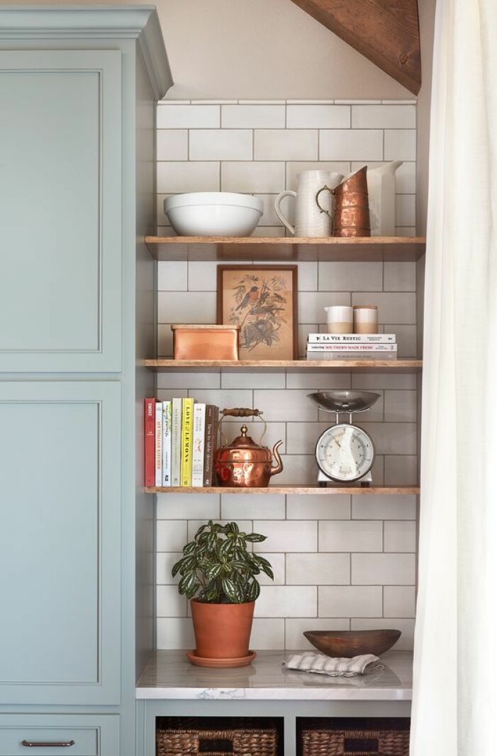 Kokböcker, köksredskap och loppisfynd. Addera små, unika detaljer på kökshyllan för en personligare känsla. Foto: <a target="_blank" href="https://www.instagram.com/magnolia/">Magnolia</a> via Pinterest. Inred med kökshylla, loppisfynd