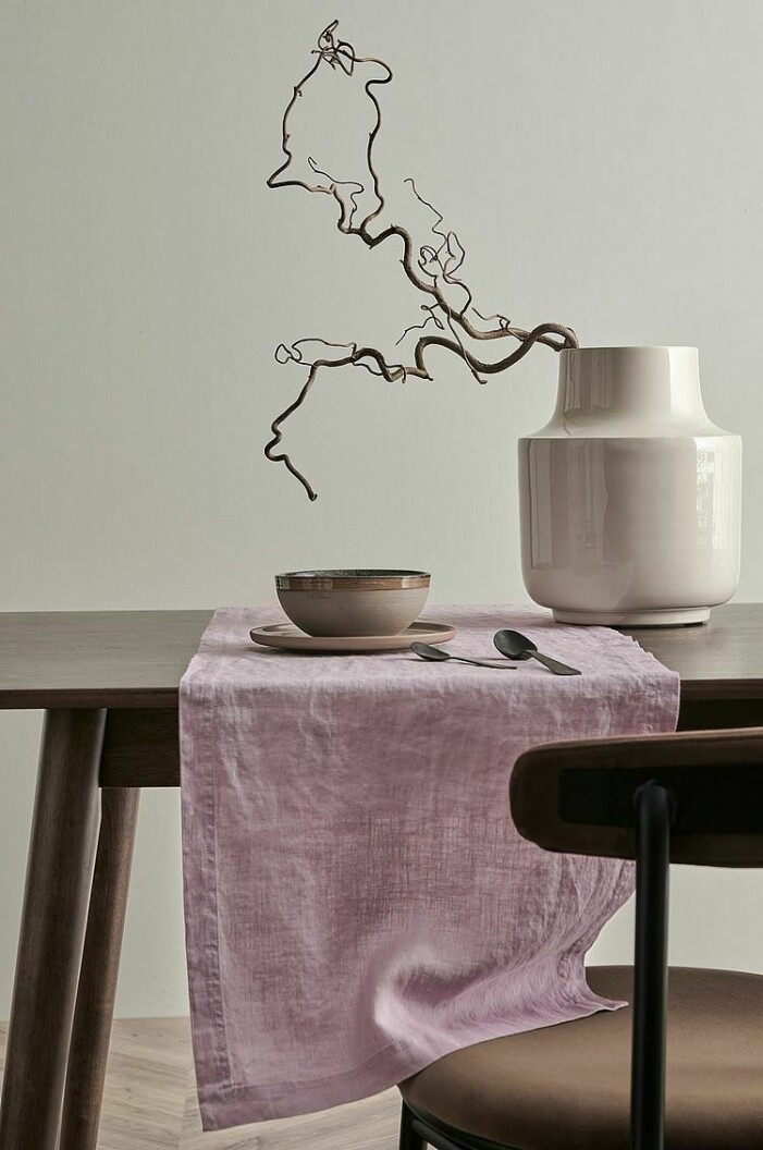 Pigga upp säsongens murriga dukning med lila textilier. Foto: Ellos Home. Inred med lila, snygga dukningstips