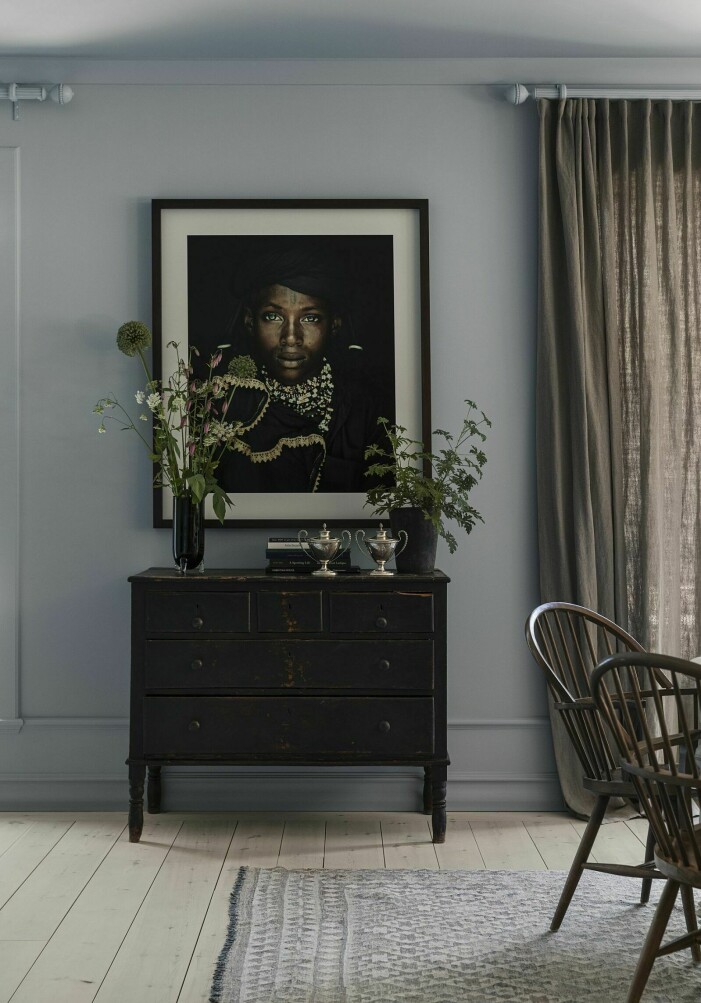 Hämta inspiration från det behagliga blåa lugnet hos galleristen Ellen-K Willa. Foto: Fanny Rådvik Styling: Sophia Bratt Syns i: <a target="_blank" href="https://www.residencemagazine.se/hemma-hos/hemma-hos-galleristen-ellen-k-willas-1700-tals-hus/7158497">Hemma hos galleristen Ellen-K Willas 1700-tals hus</a>. Inred med målade tak, blått