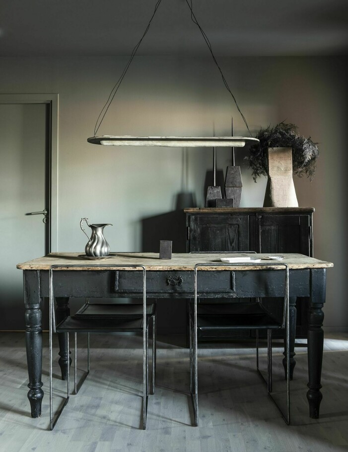 Att även låta vägg- och takfärgen genomsyra rummets dörrar skapar en tydlig enhetlighet. Foto: Mike Karlsson Lundgren Styling: Sophia Bratt Syns i: <a target="_blank" href="https://www.residencemagazine.se/hemma-hos/hemma-hos-formgivaren-lucas-morten-och-tyra-stina-wilhelmsson-i-varberg/7149157">Hemma hos formgivaren Lucas Morten i Varberg</a>. Inred med målade tak, industriell känsla