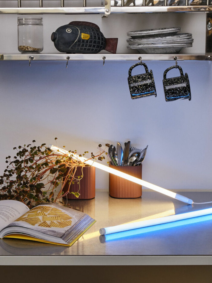 Hays <span class=" italic" data-lab-italic_desktop="italic">Neon tube</span> kan du enkelt inreda med och flytta runt efter behov. Foto: Klaus Langelund/Hay. Inred med neon hemma, Neon tube från Hay