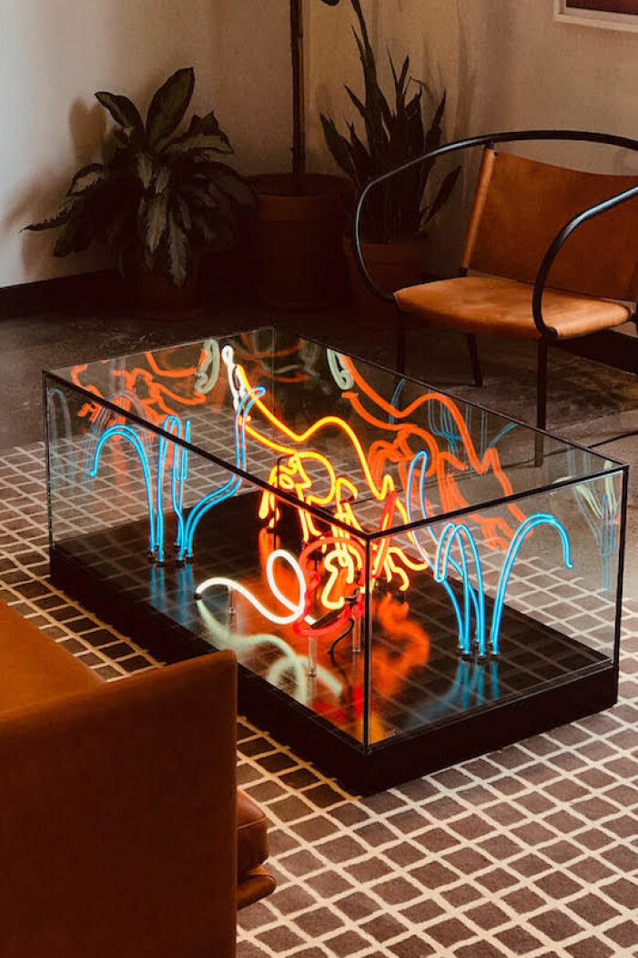 Just nu inspireras vi lite extra av det här härliga retrobordet med neon. Foto: <a target="_blank" href="https://www.wework.com/ideas/workspace-solutions/flexible-products/wework-design-teams-favorite-spaces-of-2019?epik=dj0yJnU9T0VGWDhDbjg5Wlg0MXo2QUlHZFMzUl9fX1hzZW5xaEQmcD0wJm49eS1kbFFkVDZmd21VTllxVzJxRkxXZyZ0PUFBQUFBR0VOTktV">We Work</a> via Pinterest. Inred med neon, glasbord med neon