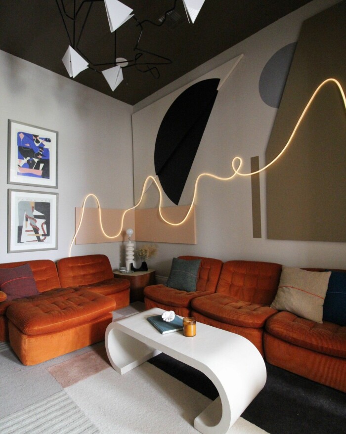 Foto: Liz Kamarul från artikeln <a target="_blank" href="https://www.residencemagazine.se/inredning/inred-med-neon-6-snygga-och-inspirerande-ideer/7760940">Inred med neon – 6 snygga och inspirerande idéer du inte får missa</a> Kreativ vägg med konst.