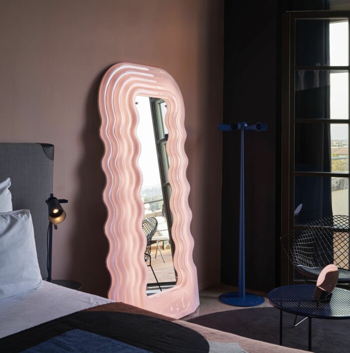Satsa på konstnärliga blickfång i trendig neon. Foto: Nordiska Galleriet. Inred med neon, klassisk spegel Ultrafragola från Poltronova