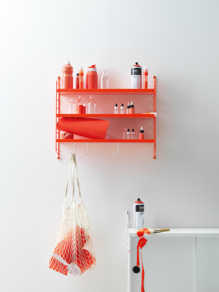 Uppdatera den klassiska Stringhyllan med härligt neonorange. Foto: Marcus Lawett/String. Inred med neon hemma, Stringhyllan i neonorange