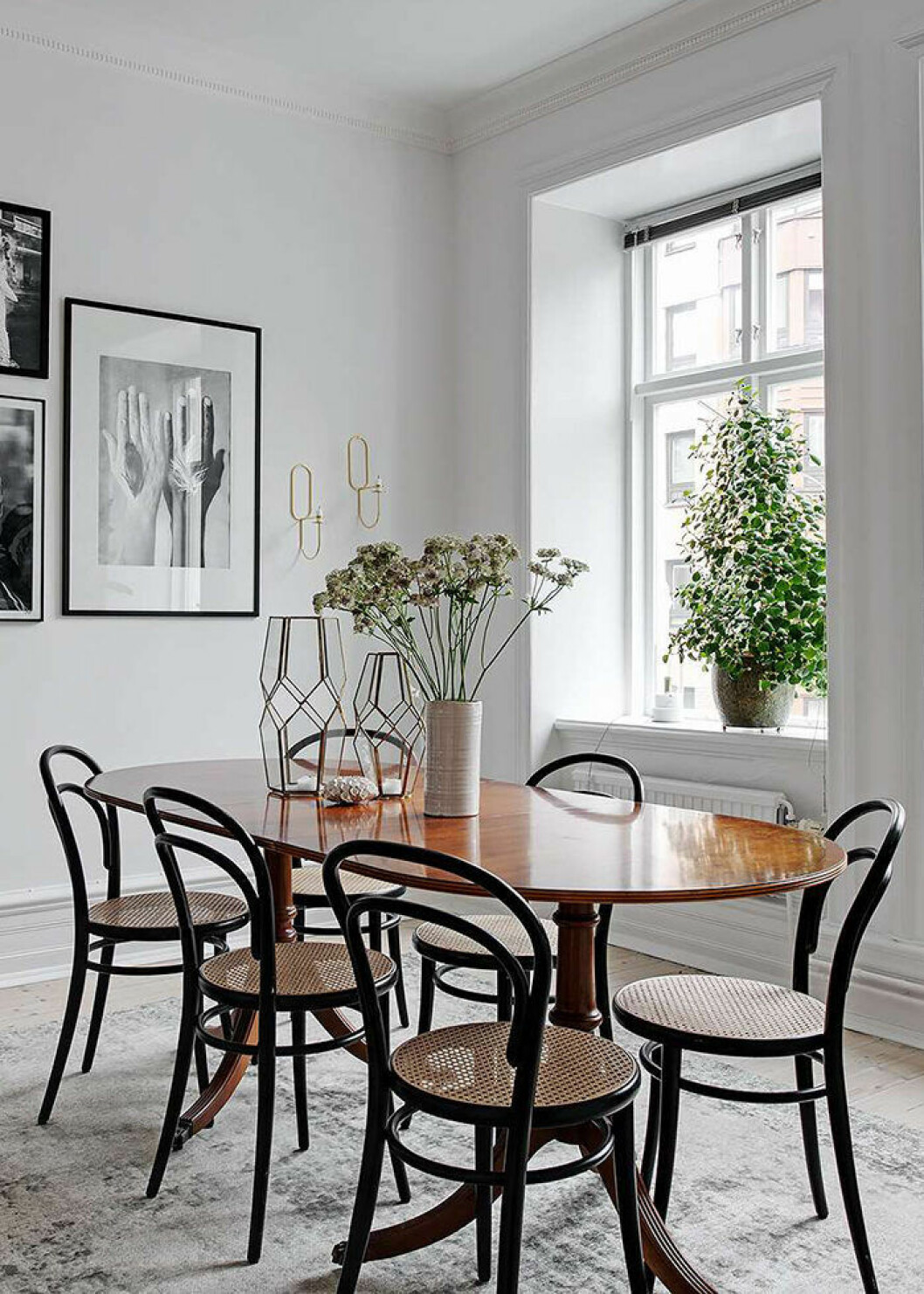 Foto: Fredrik J Karlsson Styling: Hannah Heyman för Alvhem/mäklare: Tony Henschel Rotting är ett snyggt inslag i köksstolarna - här Thonetstolen No 14