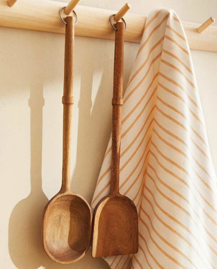 Randigt var det här! Inred med den tidlösa randen i sommar, exempelvis i form av en randig kökshandduk. Foto: Zara Home. Så inreder du med randiga detaljer i sommar