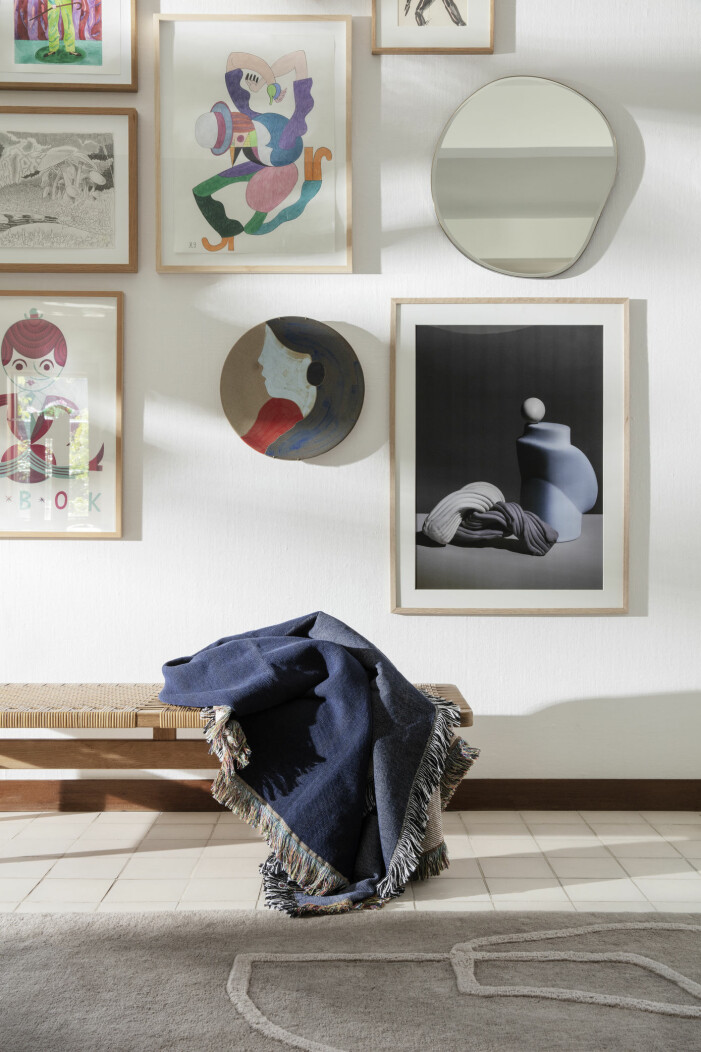 Våga testa olika former och investera i speglar i nytänkande utföranden. Foto: Ferm Living. När du inreder med speglar är det vanligt att begränsa sig till en viss form