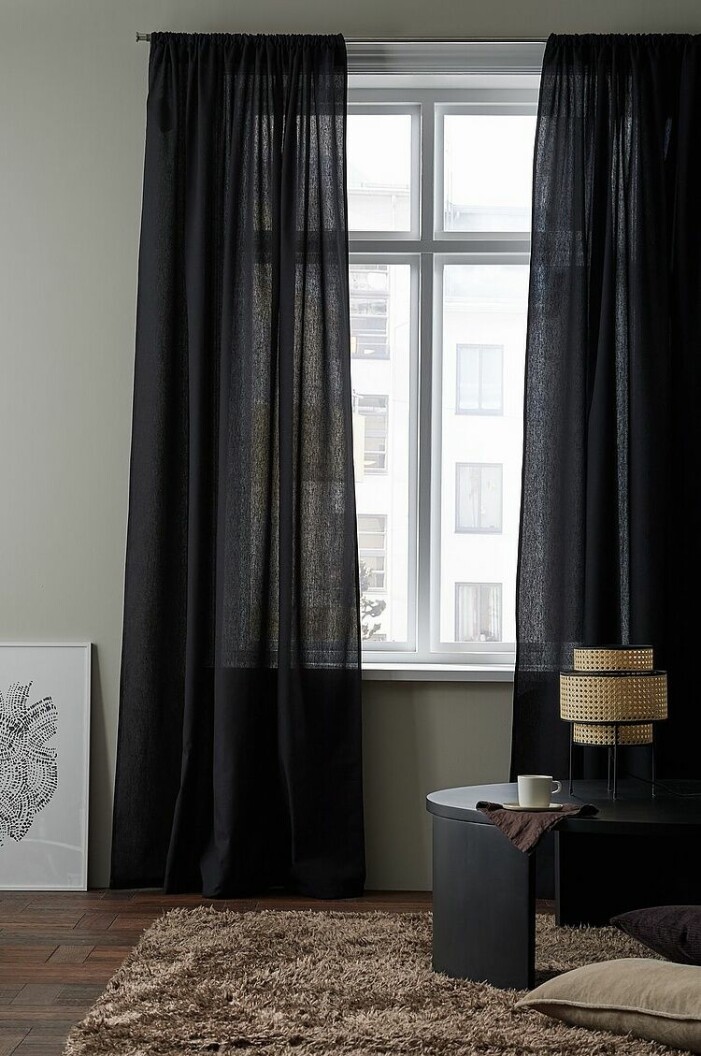 Svart får med fördel pryda gardiner och hemtextilier. Foto: Ellos Home. Inred med svart, svarta gardiner
