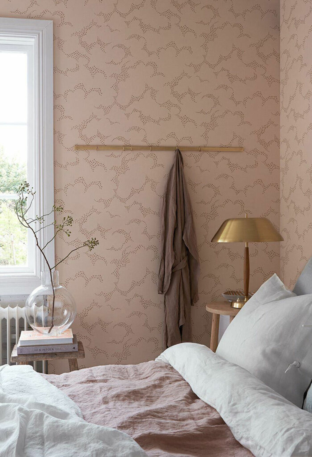 Foto: Scandinavian Wallpaper Ljus persikorosa tapet i mysigt sovrum
