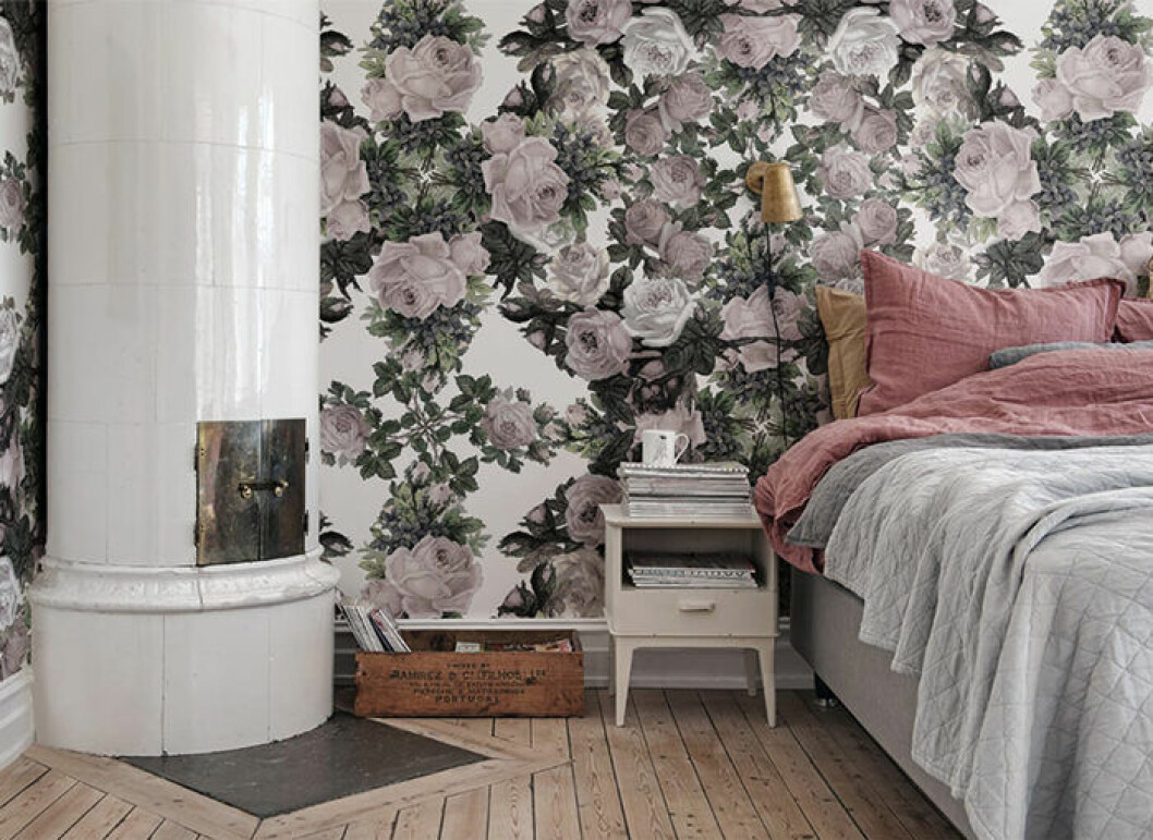 Foto: Rebel Walls Inred sovrummet med blommönstrad tapet