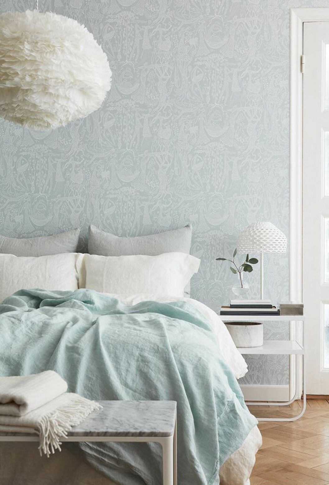 Foto: Scandinavian Wallpaper Harmoniskt sovrum med ljusblå, mönstrad tapet