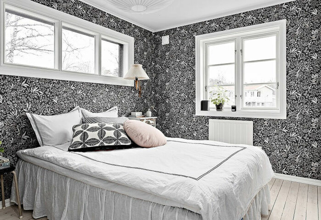 Foto: Esoft/Fastighetsbyrån/mäklare: Erika Holmén Svartvit tapet i sovrum – snyggt och grafiskt