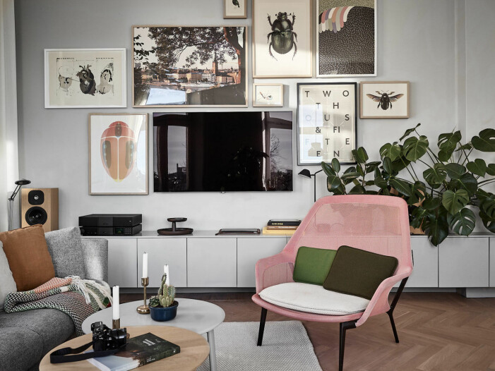 Låt din tv bli en del av tavelväggen! Foto: Fredric Boukari Styling: Wagell och Lindholm för <a target="_blank" href="https://www.instagram.com/historiskahem/">Historiska hem</a>. Mäklare: Mattias Lantto. Så gör du en snygg tavelvägg