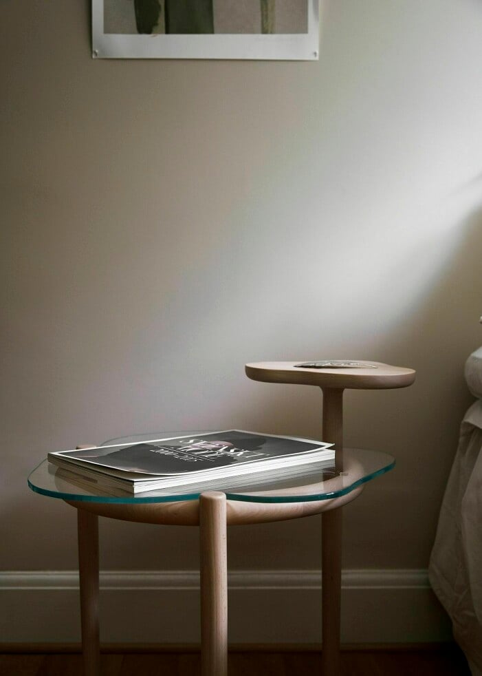 Snickerier i trä gifter sig väl med miljöer i varma toner. Foto: Fredrik Sweger Stylist: Anette Mörner Syns i: <a target="_blank" href="https://www.residencemagazine.se/hemma-hos/en-mobelskatt-hemma-hos-agarna-av-mobelforetaget-garsnas/7243916">En möbelskatt hemma hos ägarna av möbelföretaget Gärsnäs</a>. Inred med varma toner, tips för möbler
