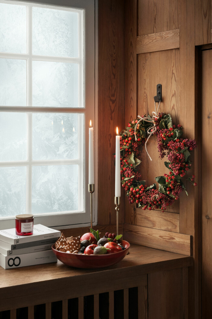 Integrera färg i säsongens julkrans genom bär och blommor, torkade eller färska. Foto: H&M Home. Växttrender jul, ombonad julkrans