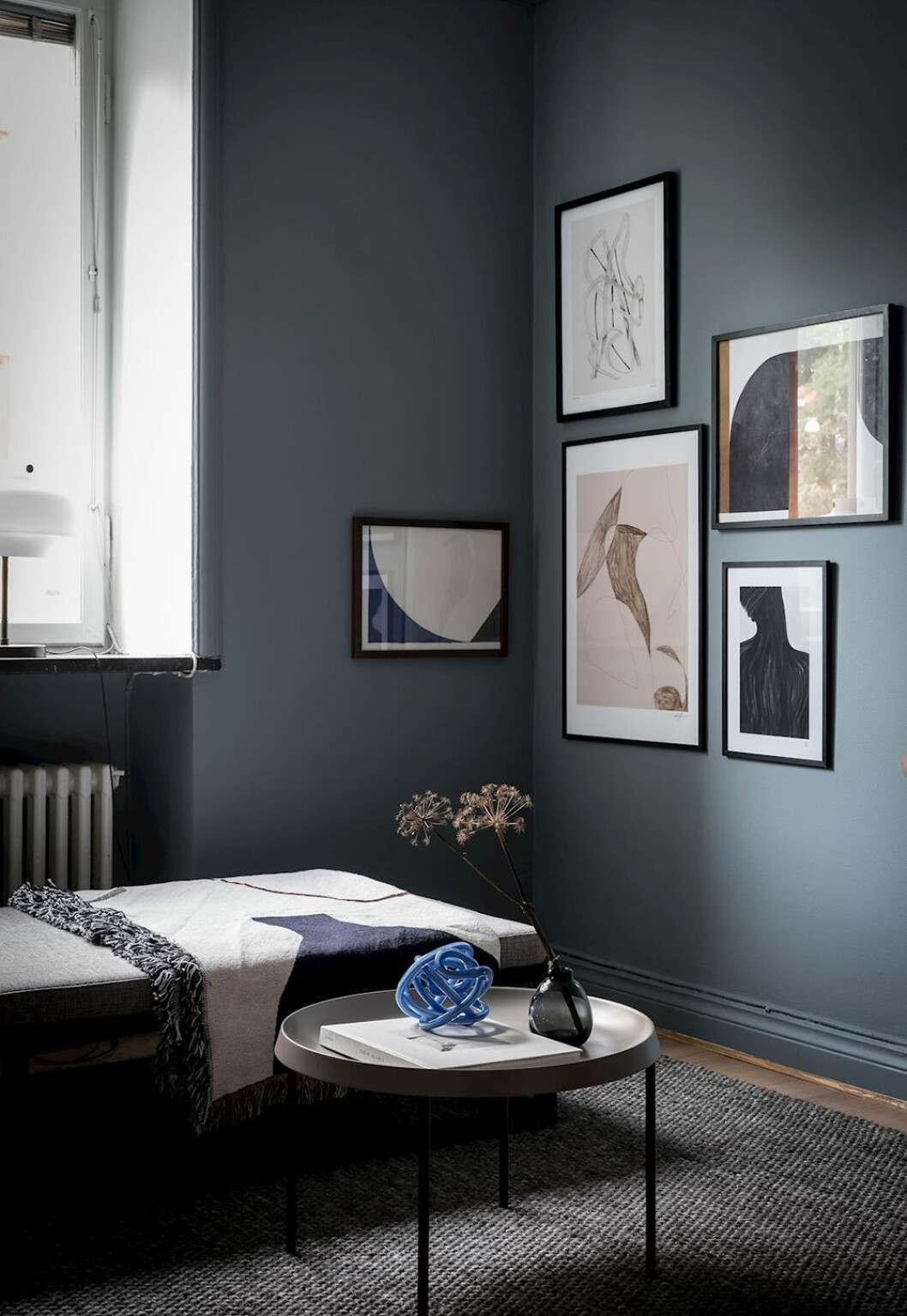Foto: Alen Cordic Styling: By Bon för <a href="https://www.instagram.com/bjurfors_goteborg/?hl=sv" target="_blank" rel="noopener">Bjurfors</a>/mäklare: Jonas Rutberg Vardagsrum med tavlor hängda i ett hörn