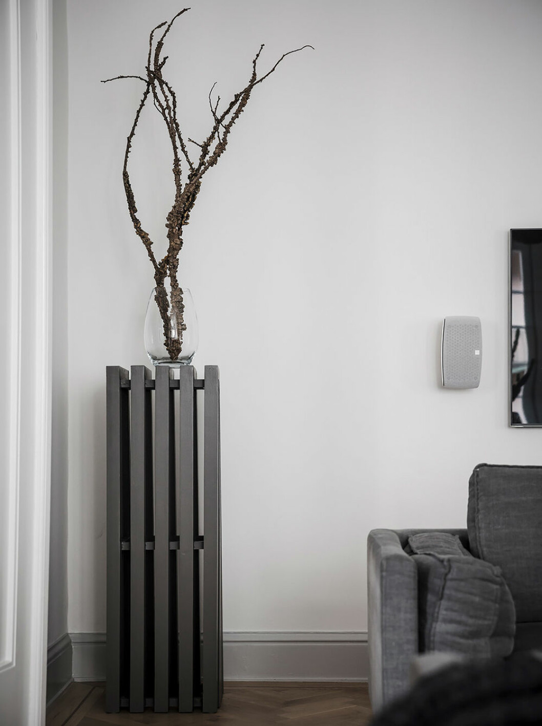 Foto: Anders Bergstedt för <a href="https://www.instagram.com/entrancemakleri/" target="_blank" rel="noopener">Entrance mäkleri</a>/mäklare: Erika Bergholm Piedestal i ett tomt hörn