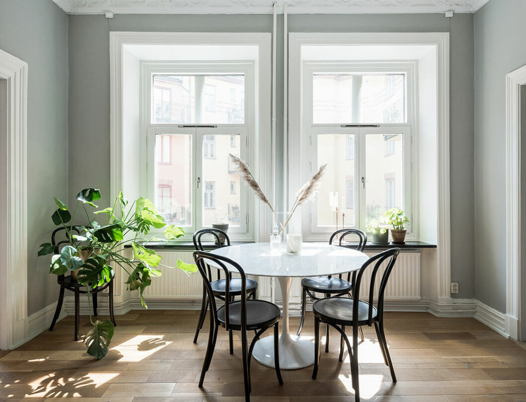 Foto: SE360 för Bjurfors/mäklare: Josefin Liedholm Matplats med stor monstera i hörnet