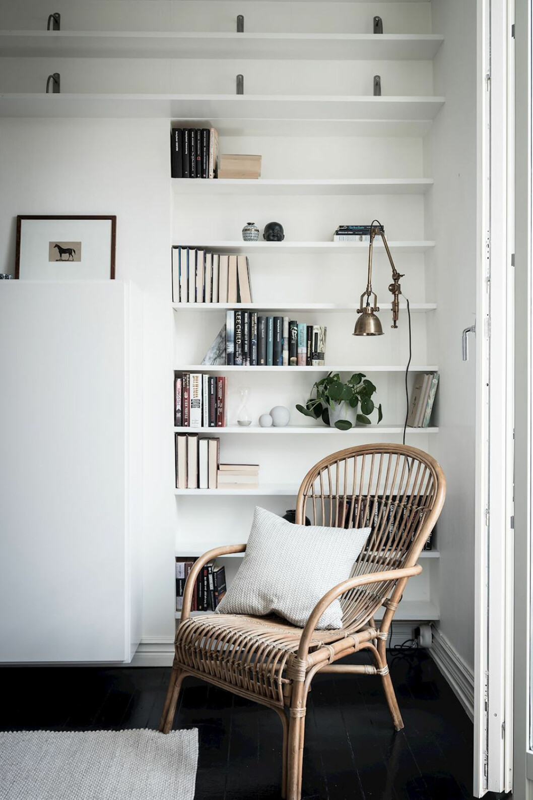 Foto: Alen Cordic Styling: By Bon för Bjurfors/mäklare: Anna Johansson Platsbyggd bokhylla i det tomma hörnet i hemmet
