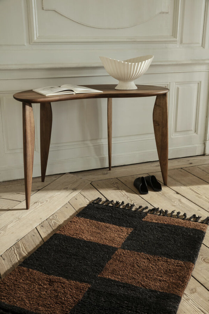 Den rutiga trenden får med fördel genomsyra textilier i hemmet. Foto: Ferm Living. Höstens inredningstrender 2021, rutiga textilier