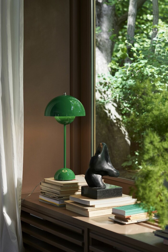 Även inredningsklassiker får sig nya, uppiggande kostymer 2021. Foto: &Tradition. Grön bordslampa &tradition