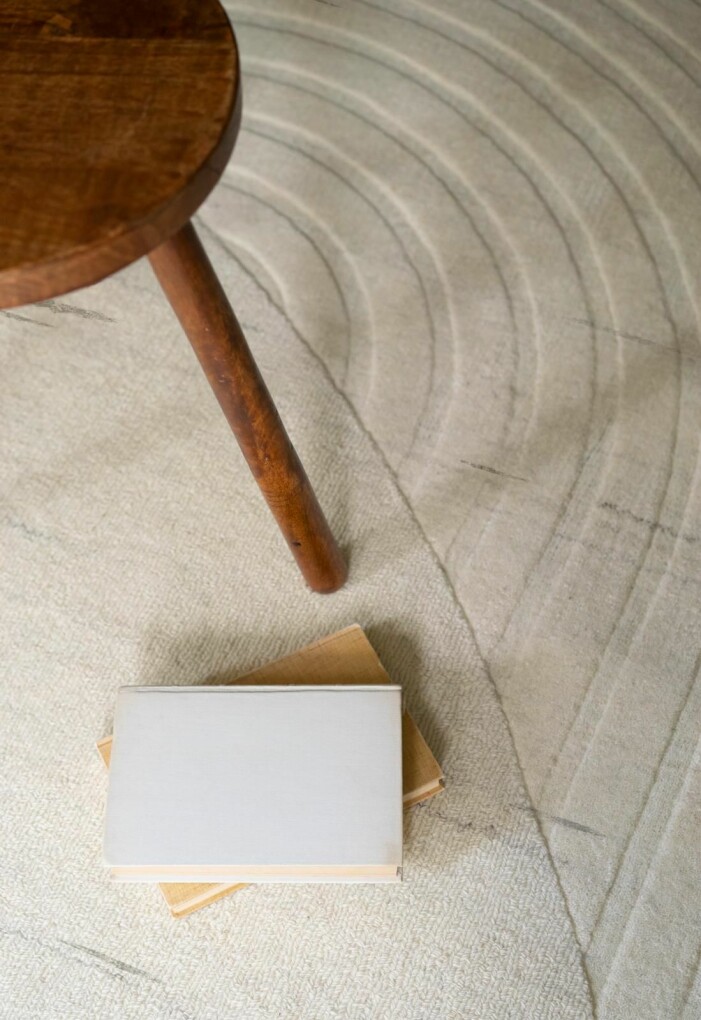Olika struktur och tekniker i handvävda mattan <span class=" italic" data-lab-italic_desktop="italic">Circular</span>. Matta Circular från Layered