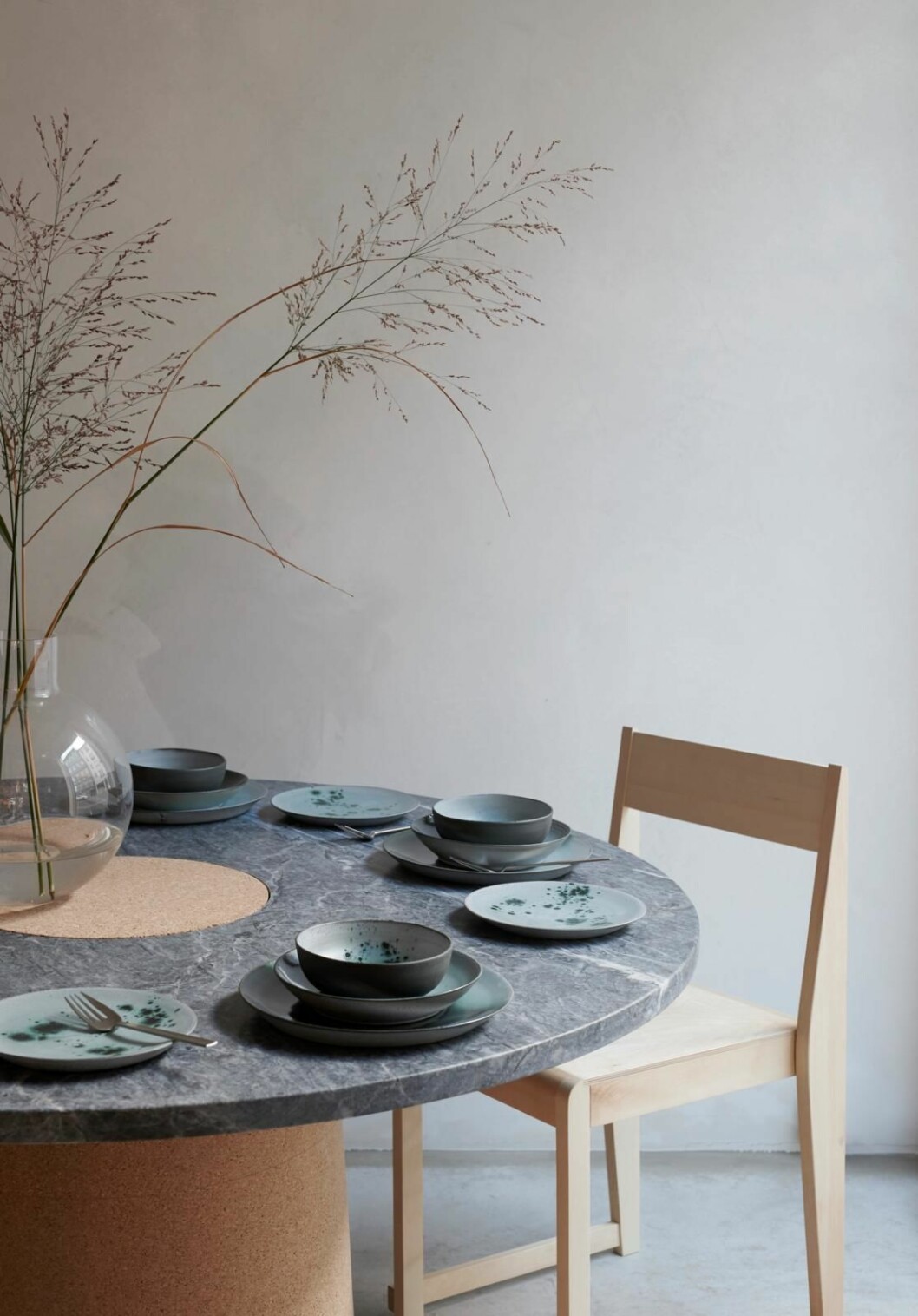 Inget Oslobesök är komplett utan ett besök hos Kråkvik & d’Orazio, den norska designscenens okrönta kungapar. I en rymlig hörnlokal som svämmar över av naturligt ljus i hippa Grünerløkka är väggarna målade i kalkfärg från Jotun. De skulpturala vägghyllorna dignar av handplockat ögongodis från Frama, Nedre Foss, Anette Krogstad, Kneip och det egna varumärket A part. Foto: Falke Svatun. oslo inspo guide