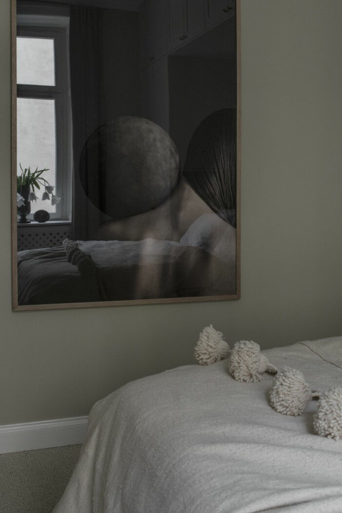 Konst vakar över de sovande. Foto Close Contact No 1 med läderboll av Sørensen leather mot en människokropp av danska Norm architects, för Paper collective. Inspirerande konst i sovrum