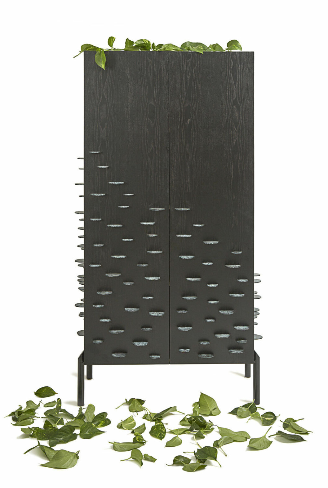 Skåpet Invaders Cabinet finns i två varianter , valnöt med matt borstad mässing eller svartbetsad ask med oxiderad mässing. Skåpet finns endast i begränsad upplaga om 5 exemplar i varje färg. Pris: 75 000 :- Design: Studio BAAG Skåpet finns i två varianter , valnöt med matt borstad mässing eller svartbetsad ask med oxiderad mässing. Skåpet finns endast i begränsad upplaga om 5 exemplar i varje färg.
