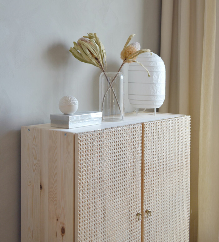 Foto:<a href="http://www.septemberedit.com/my-ivar-ikea-hack-the-final-result/" target="_blank" rel="noopener"> September Edit</a>. Byt dörrar på ditt Ivar-skåp för ett trendigt lyft