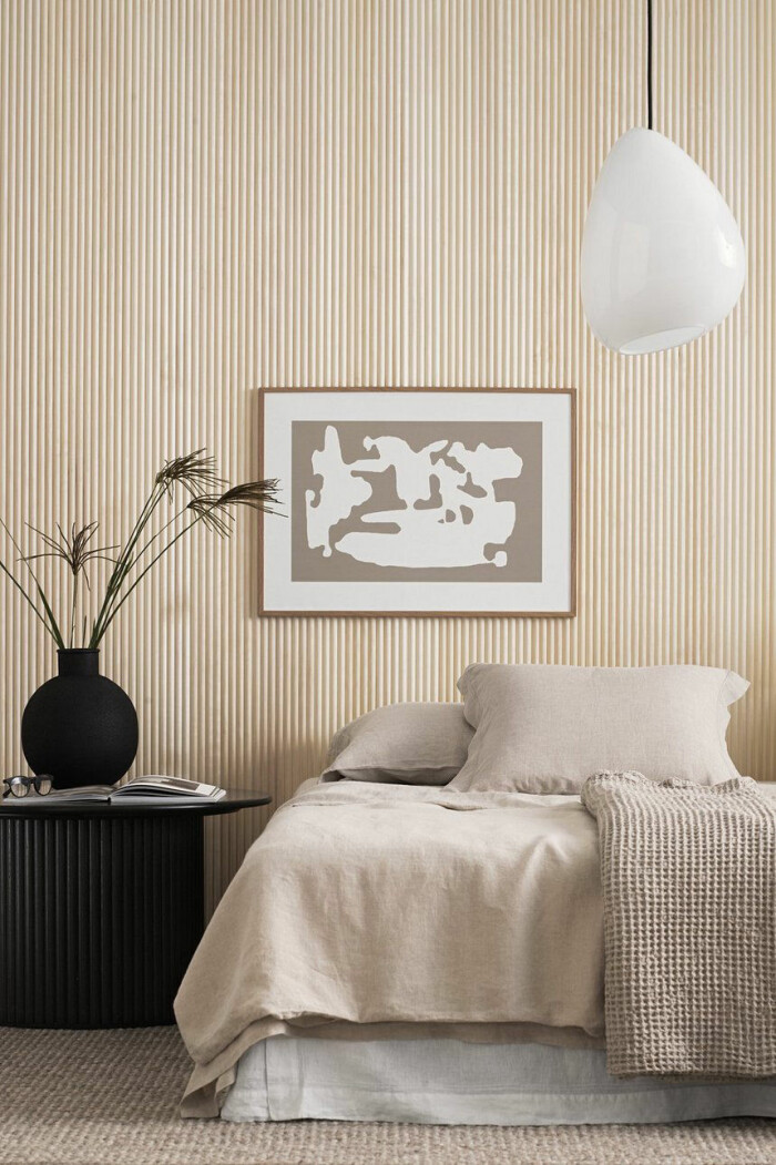 Avskalat och rofyllt med japandistil i sovrummet. Foto: Ellos Home sovrum i avskalad japandi stil