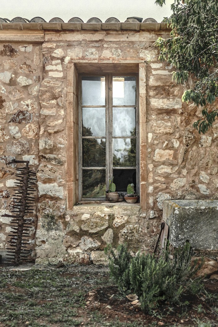 Stenfasaden på det lilla huset är typiskt mallorkinsk med den rosabeige putsen. Stenfasad på huset är typiskt mallorkinsk med rosabeige puts