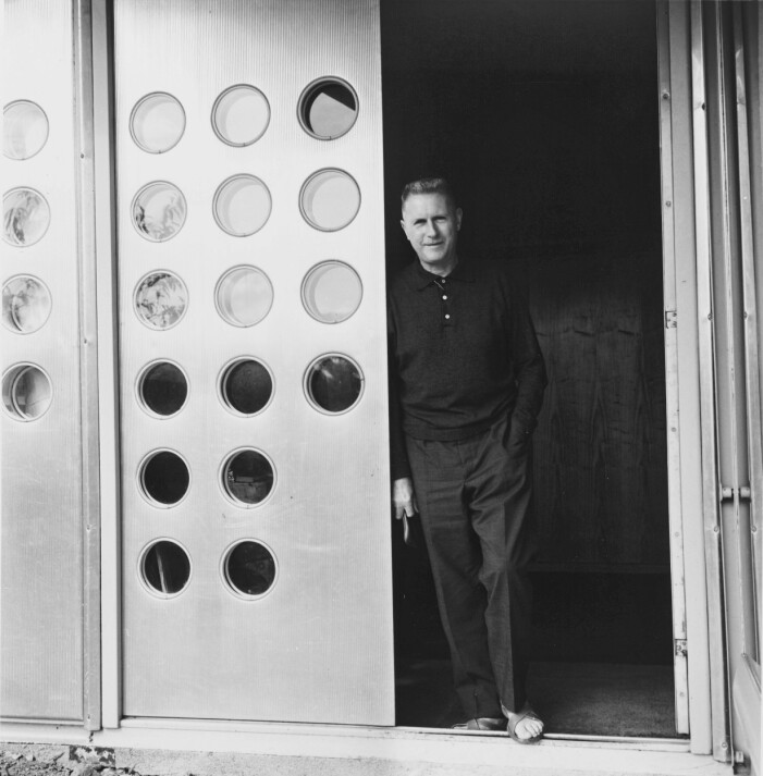 Jean Prouvé i dörren till sitt hus i Nancy, fotograferad av den franska konstnären Véra Cardot. Jean Prouvé.