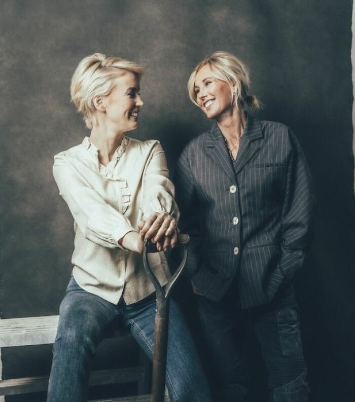 Jenny Strömstedt och Victoria Skoglund är aktuella med podden <span class=" italic" data-lab-italic_desktop="italic">Röda vita rosen</span> som handlar om trädgård, odling, katter och killar. Bland annat! Nya trädgårdspodden Röda vita rosen med Jenny Strömstedt och Victoria Skoglund
