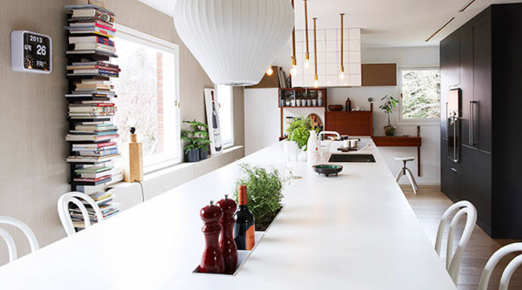 <em>Kök från Siematic, ritat av Jenny Askenfors. <p></p><p>Bänkskiva i corian. </p><p>Stolar, Thonet.</p></em><p><em> Taklampa Bubble lamp från Bofink genom Decoscope.</em></p> jennyaskenfors 1