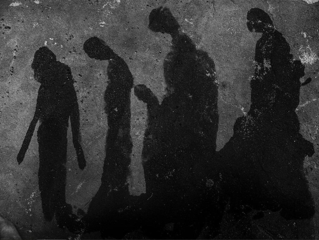 Verket heter <em>Walking through the remains of an evening</em>. ”Det här är kanske en familj som har haft det tråkigt på Gröna lund och går hem, eller så är det en familj som flyr från Syrien”, kommenterar Jesper Waldersten.