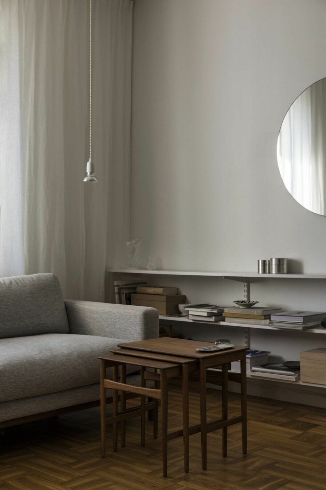Soffa från Bolia. Satsbord, Hans J. Wegner för Andreas Tuck. Hyllsystemet är Norrgavels Sparring.