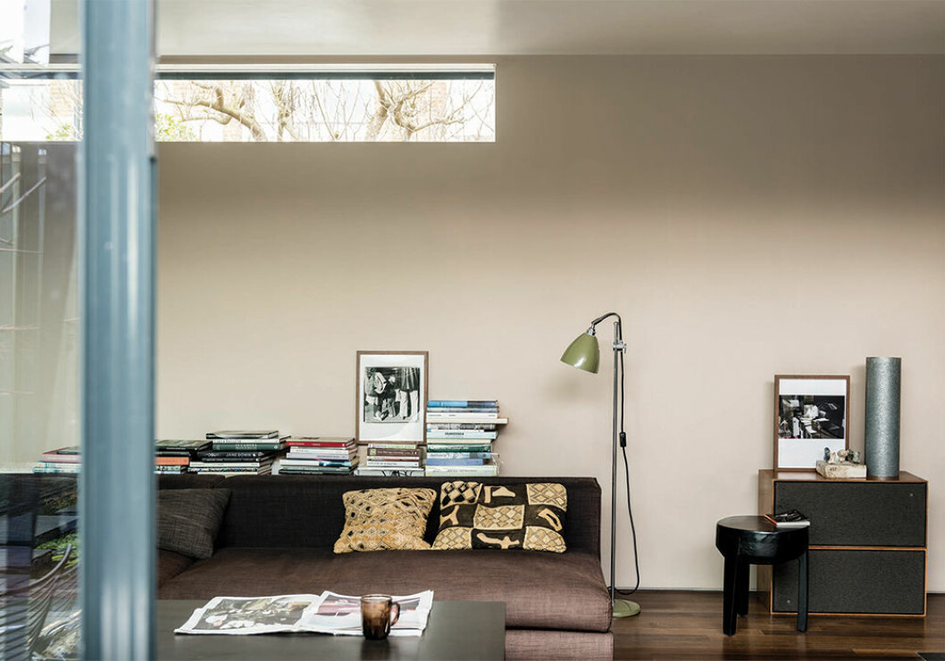 Samma färg ser olika ut beroende på ljusinsläpp och tid på dygnet. Här ovan <em>Jitney No.293</em> från Farrow & Ball i båda bilderna. Foto: Farrow & Ball Jitney No.293 från Farrow & Ball är en beige väggfärg