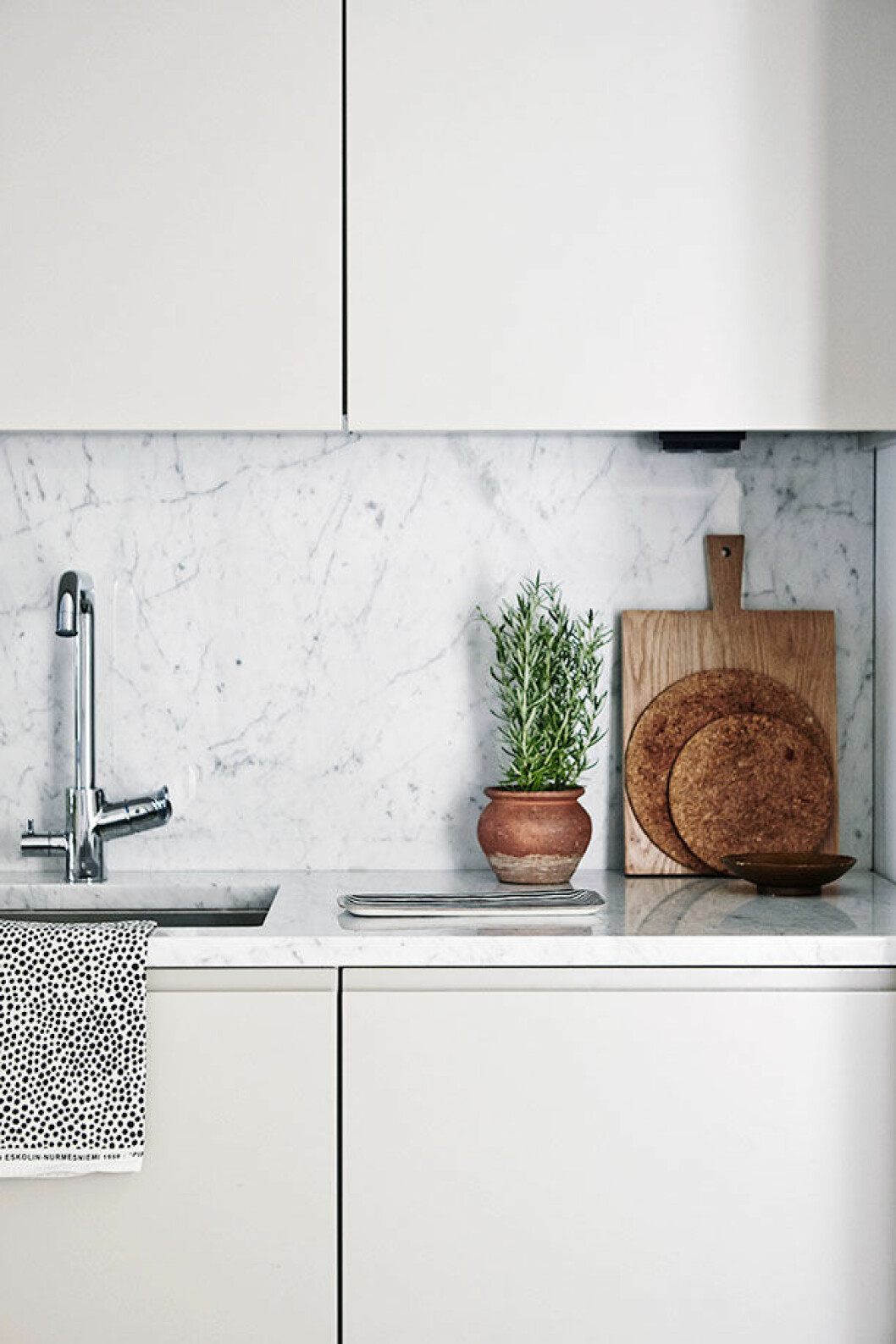<em>Köket är designat av Joanna själv och specialbyggt av ett möbelsnickeri hon ofta anlitar. Färgen är det amerikanerna kallar french grey. »Egentligen tycker jag att det är vackrare utan överskåp – men förvaring är helt klart nyckeln till ett vackert och balanserat hem.«</em> Joanna Laajisto 6