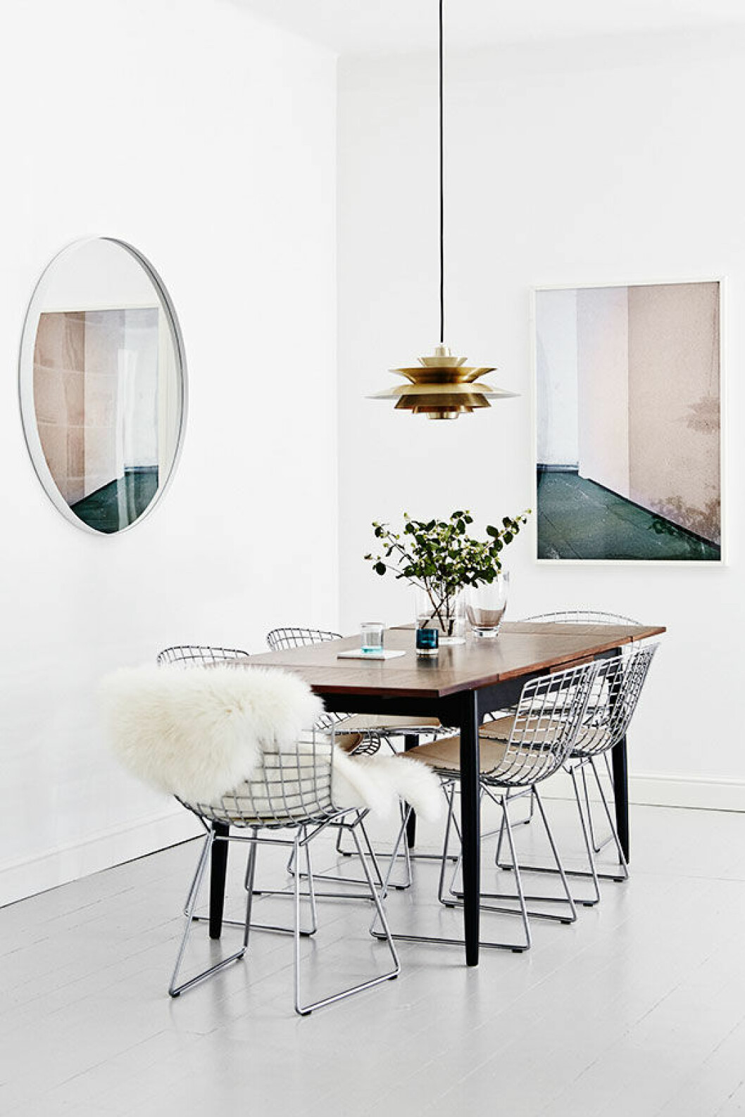 <em>Där den mörka hallen tidigare låg finns nu en ljus och luftig matsal. Spegeln har Joanna designat, bordet och lampan är finska vintagemöbler och fotografiet är från Mikkos bok Prairie. Bertoiastolarna köpte Joanna under tiden i USA, »det var mina första designmöbler«. </em> Joanna Laajisto 5