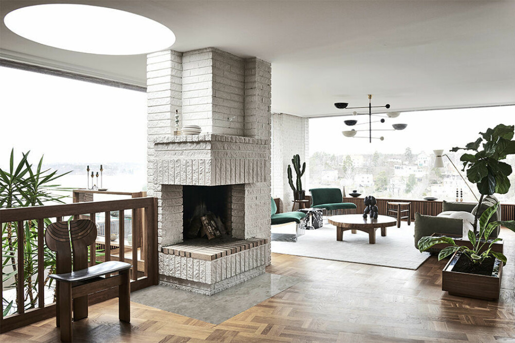 Stolen <em>Africa</em> av Afra och Tobia Scarpa, 70-tal. Ljusstake på öppna spisen <em>Tre kulor</em> av Sigurd Persson. Till höger skymtar blombord i egen design. Öppen spis och detaljer i teak hos Joanna Lavén