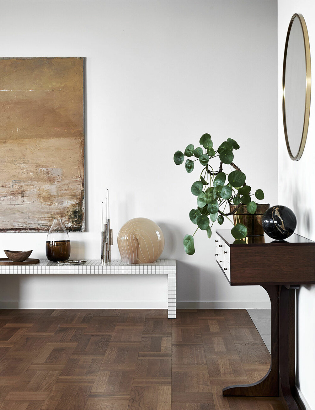 Superstudio-bänk, designad 1970. Vintage ljusstake av Gio Ponti och vas av Mattias Stenberg. Konsolbord av Osvaldo Borsani. Marmorkula köpt från stenbrotten i Carrara. Spegel, vintage, och tavla från auktion, okänd konstnär.