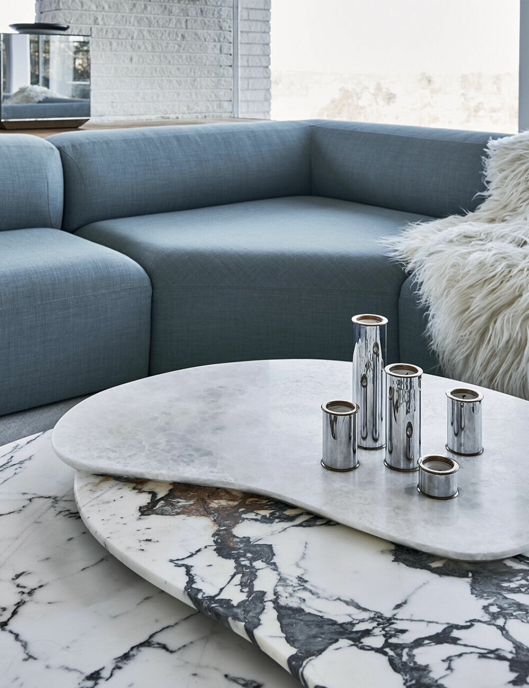 Soffbord i egen design, de organiska formerna är gjorda av onyx- och paonazzo-marmor.