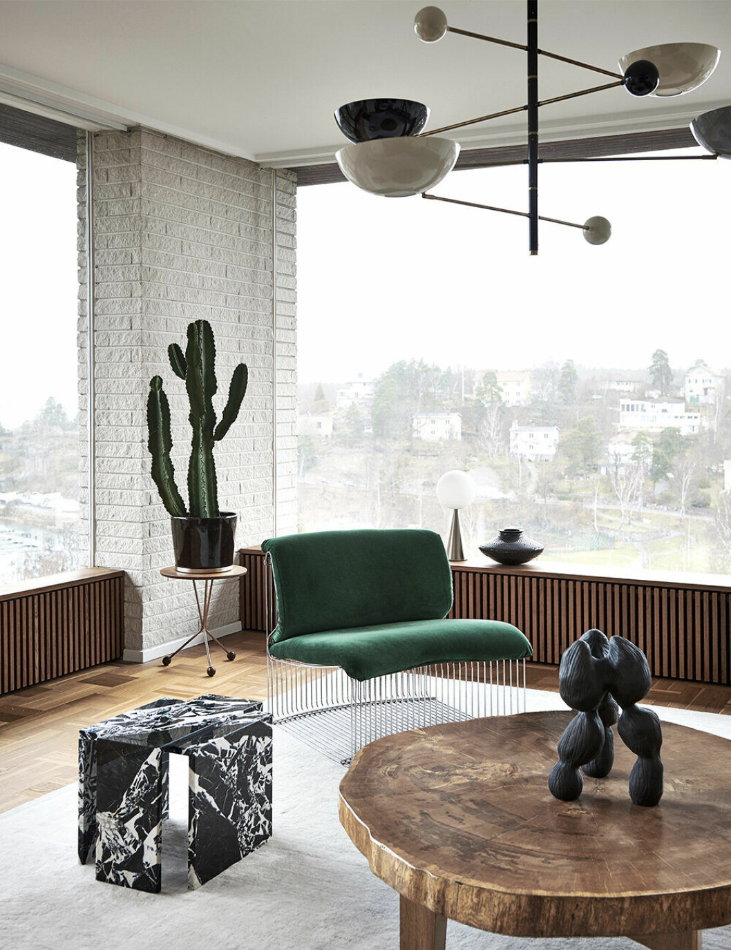 Fåtöljer, vintage <em>Pantonova</em>, designade av Verner Panton, stenbord egen design. På soffbordet står en skulptur av Lisa Hellrup. Taklampa, okänd italiensk vintage. Liten pall under kaktus av Josef Frank, Svenskt tenn.
