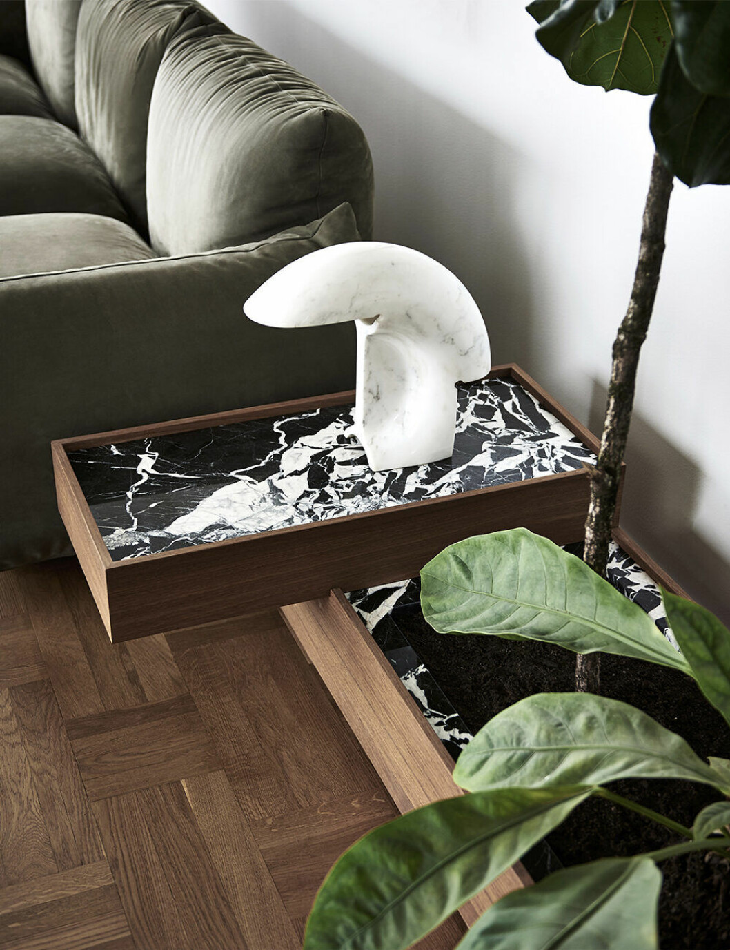 Blombord i egen design och bordslampan <em>Biagio</em>, ritad 1968 av Tobia Scarpa. Soffa designad av Mario Marenco samma år som huset stod färdigt.