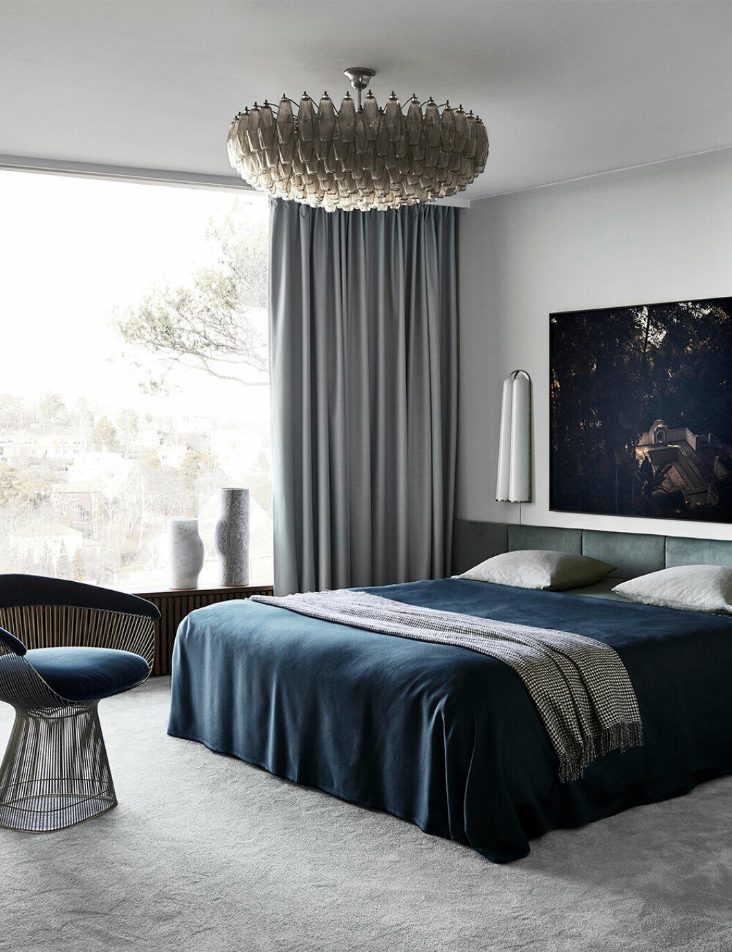 <em>Platner</em>-fåtölj omklädd i sammet i master bedroom. Taklampa av Carlo Scarpa för Venini, vintage, foto av Linda Alvegren och vaser av Christophe Delcourt för Collection particulière.