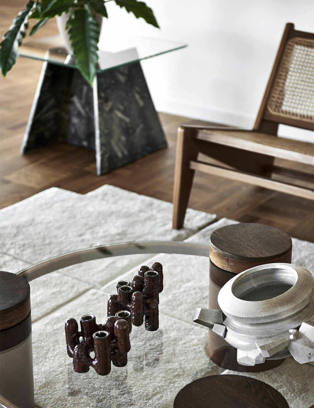 Matta av Lena Bergström för Designhouse Stockholm, soffbord vintage av okänd designer. Keramik från Blås & Knåda samt litet vintage sidobord av okänd designer. Fåtöljen <em>Kangaroo</em> ritad av Pierre Jeanneret.