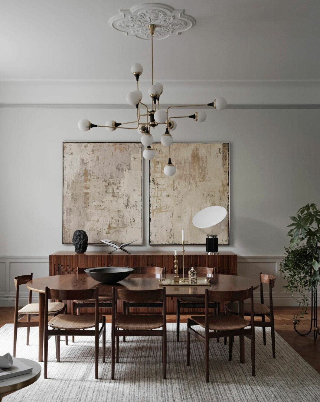 I matsalen står stolar, Gianfranco Frattini, auktion. Matta, Knut mattor, gardiner, Astrid, bord, auktion, och taklampa, italiensk okänd designer. en matsal inrett av stylisten Joanna laven