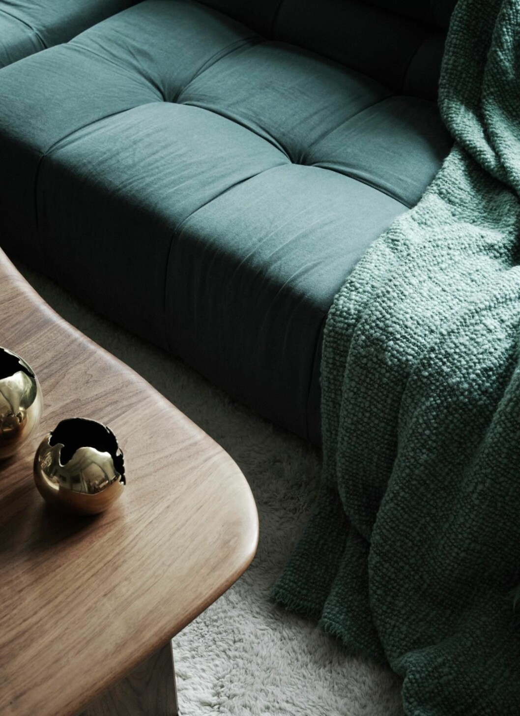 Den blå soffan, Tufty time av Patricia Urquiola, inköpt på Lauritz, är omklädd i ett tvättat linnetyg från Astrid, soffbord, Niklas Runesson. Detalj soffa Joanna Laven